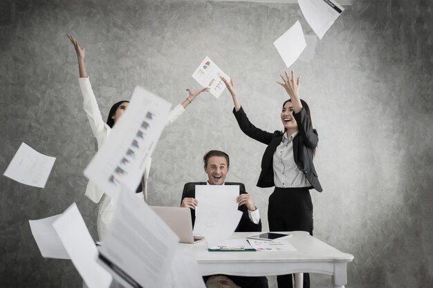 Foto colegas de trabajo que trabajan juntos en la oficina