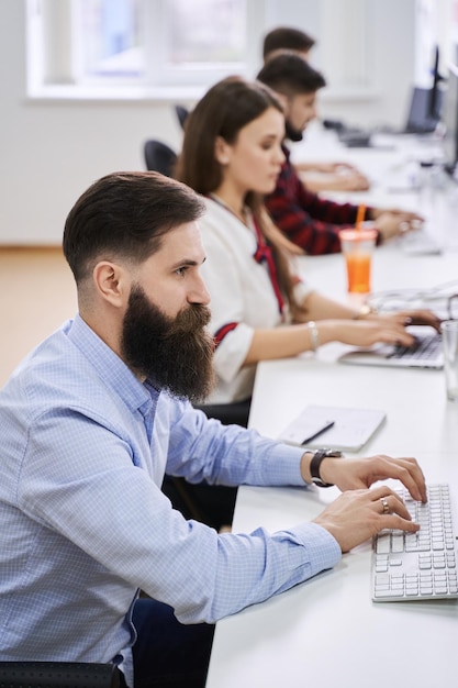 Foto colegas de trabajo que trabajan en la oficina