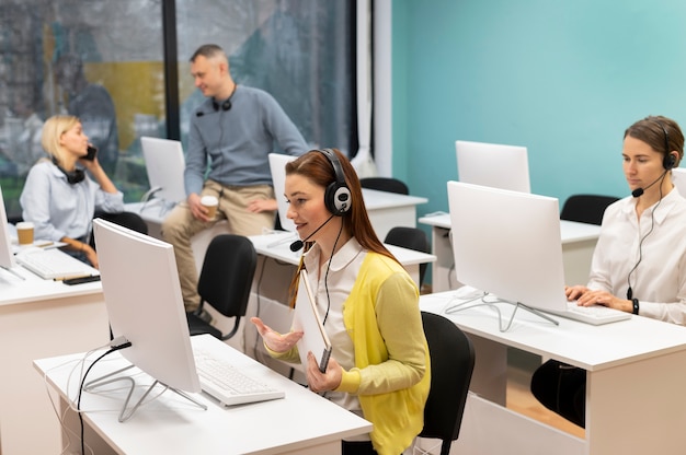 Foto colegas trabalhando juntos em um escritório de call center