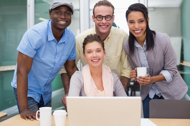 Foto colegas, usando computador portátil, em, escritório