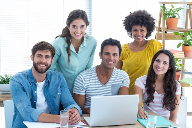 Colegas usando o laptop no escritório