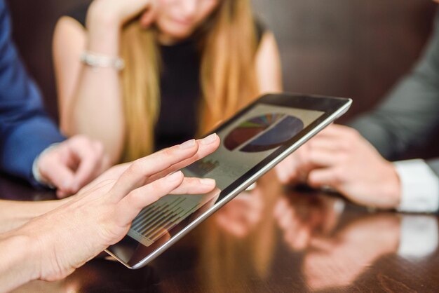 Foto colegas usando tecnologias na secretária no escritório