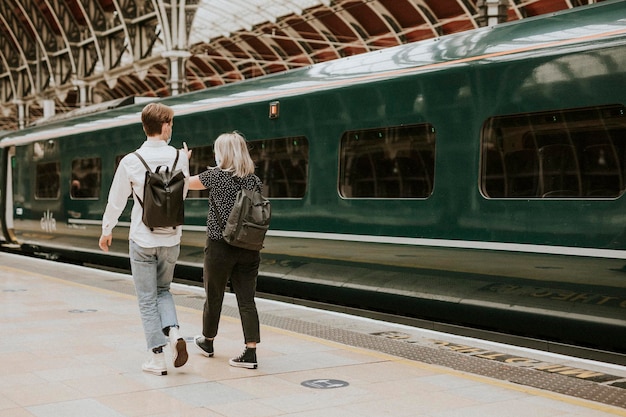 Colegas viajando juntos em uma plataforma de trem