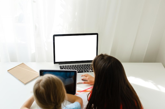 Colegiais muito elegantes estudando durante a aula on-line em casa, distância social durante a quarentena, auto-isolamento, conceito de educação on-line