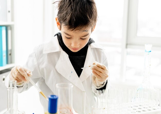 Colegial en clase de química