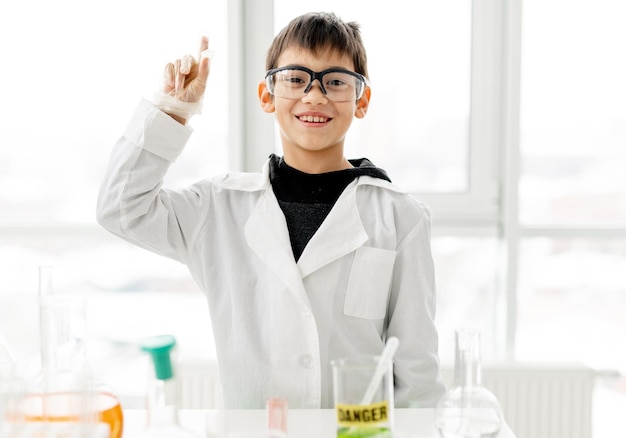 Colegial en clase de química