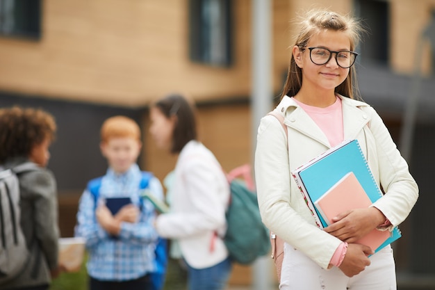 Colegial com livros na escola