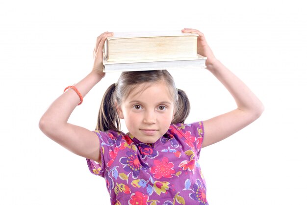 Colegial com pilha de livros na cabeça