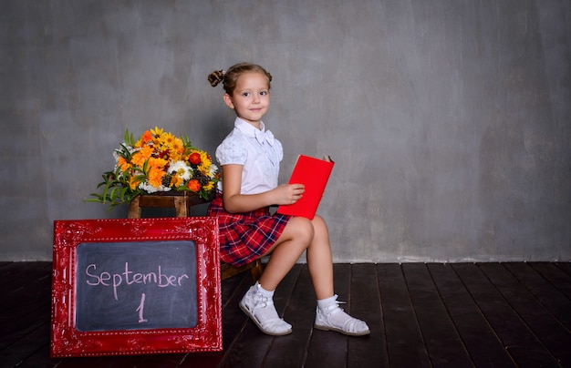 Colegial com quadro-negro. conceito de escola