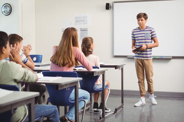 El colegial dando presentación en el aula