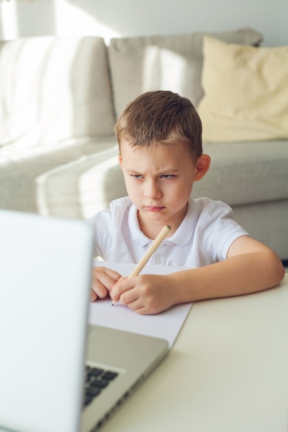 El colegial está estudiando en línea.