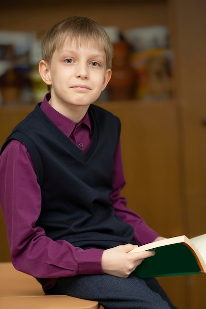 Colegial estudiante de secundaria con un libro