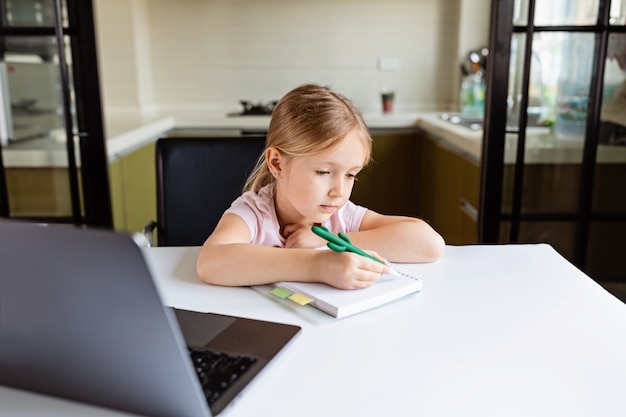 Colegial fazendo lição de casa em casa