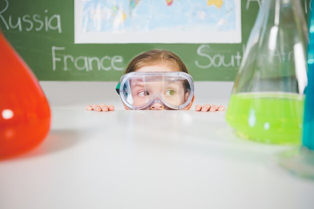 Colegial fazendo um experimento químico em laboratório