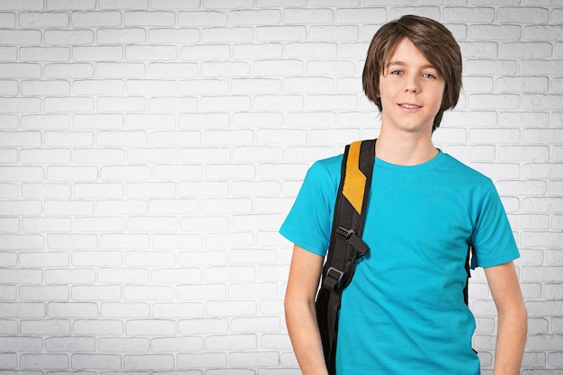 Colegial feliz con mochila y balón de fútbol