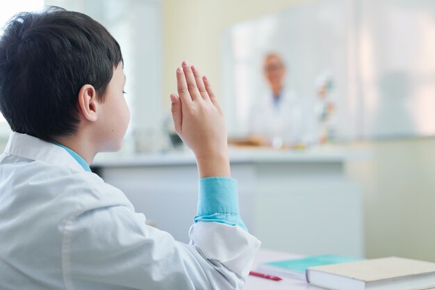 Colegial, levantar la mano