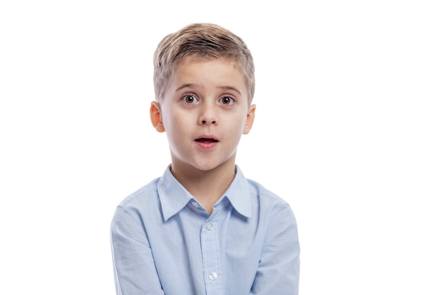 Un colegial de ojos saltones y boca abierta se sorprende. Aislado sobre fondo blanco.