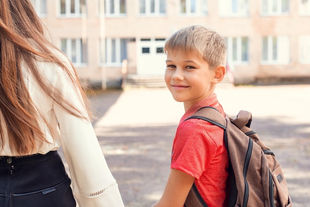 Colegial de primaria feliz yendo a la escuela