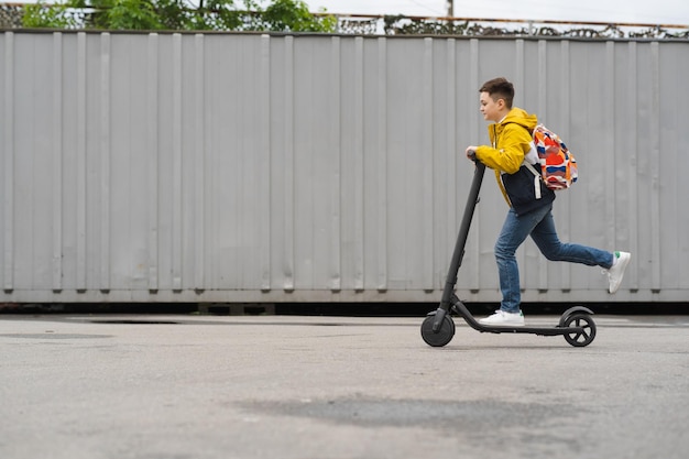 Colegial regresa de clase en scooter eléctrico