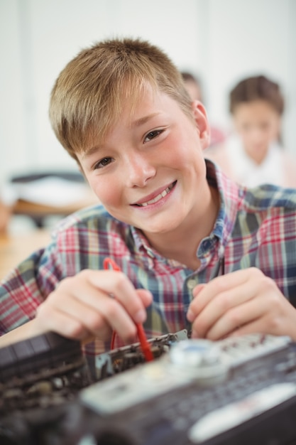 El colegial reparando una impresora en el aula