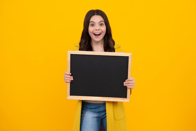 Colegiala adolescente espera pizarra Publicidad infantil Regreso a la escuela Adolescente feliz emociones positivas y sonrientes de jovencita