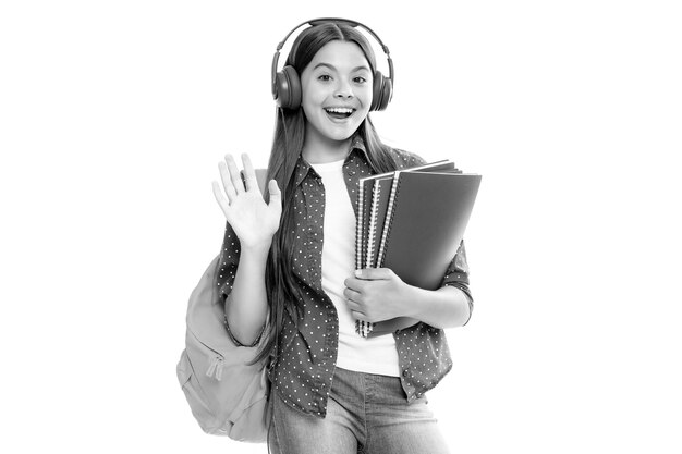 Colegiala adolescente estudiante niña con auriculares y mochila escolar sobre fondo blanco aislado estudio Escuela de niños y concepto de educación Retrato de niña adolescente sonriente feliz