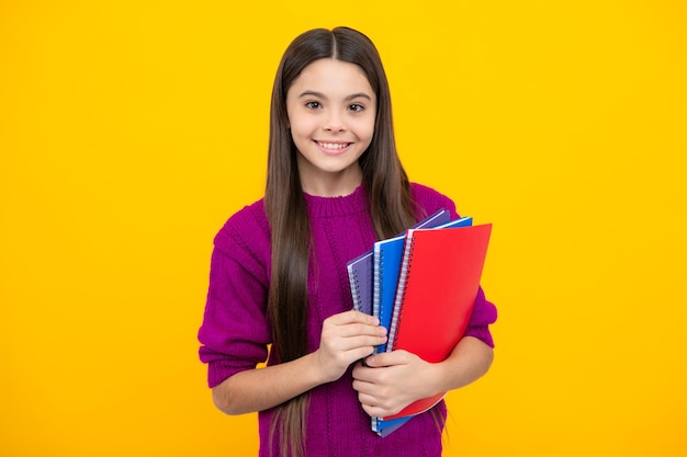 Colegiala adolescente con libros Colegiala estudiante