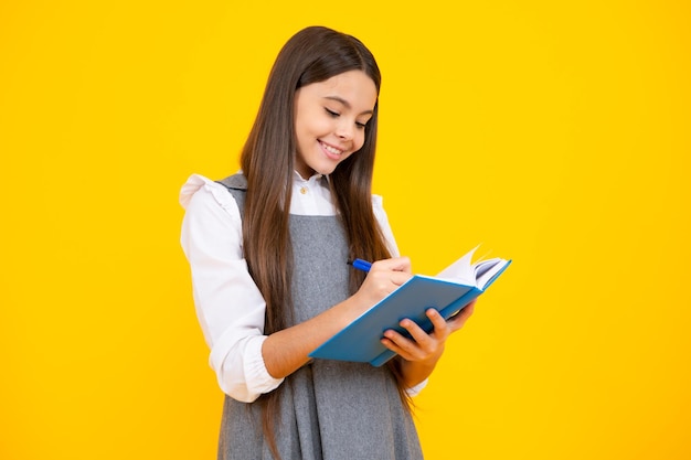 Colegiala adolescente con libros Colegiala estudiante