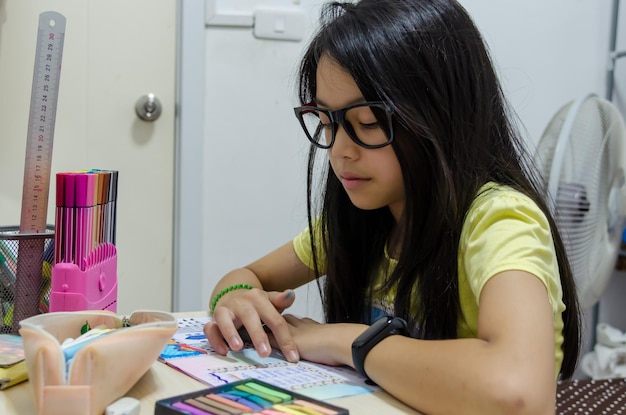 Foto colegiala asiática haciendo la tarea