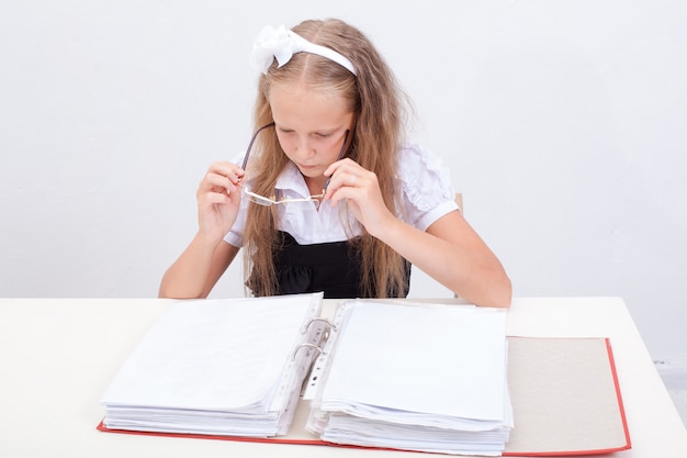 Colegiala con carpeta