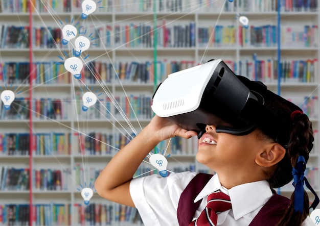 Colegiala con casco VR en la biblioteca