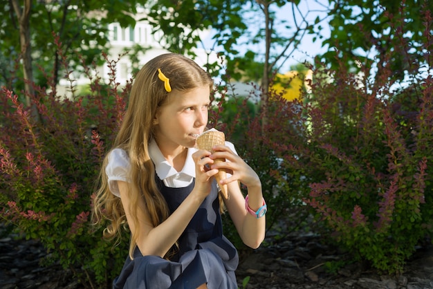 Colegiala comiendo helado.