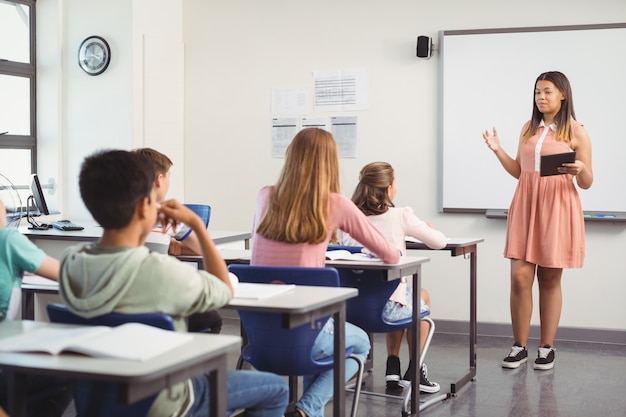 Colegiala dando presentación en el aula