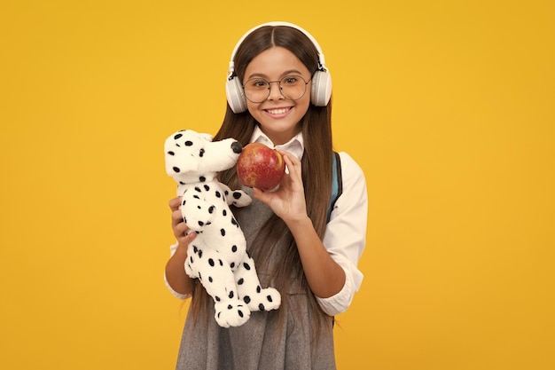 Colegiala divertida con juguete Infancia feliz y educación infantil Día del conocimiento Colegiala feliz emociones positivas y sonrientes