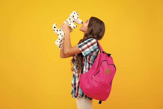 Colegiala divertida con juguete Infancia feliz y educación infantil Día del conocimiento