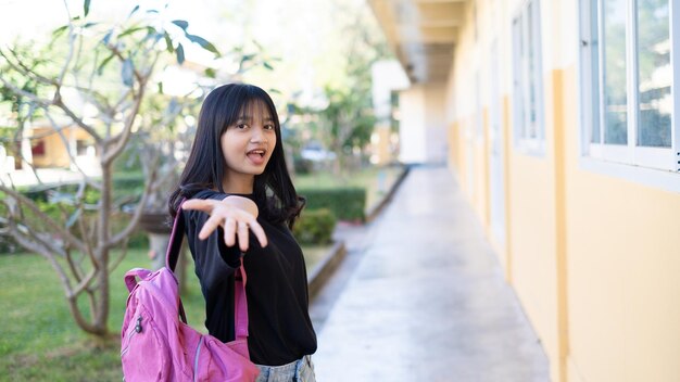 Colegiala en la escuelaNiña asiática