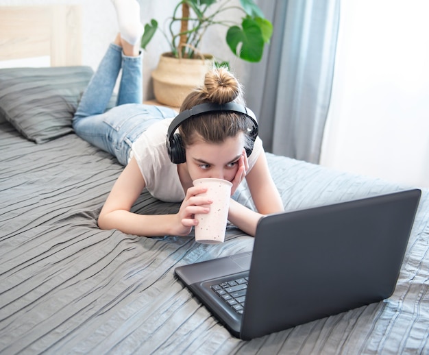 Colegiala estudiando en casa