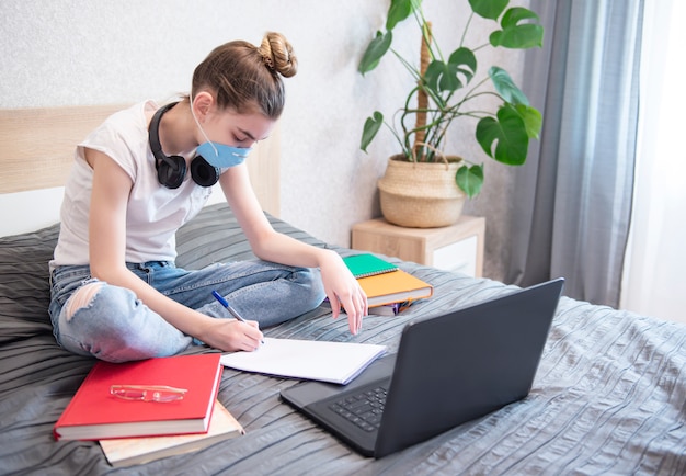 Colegiala estudiando en casa