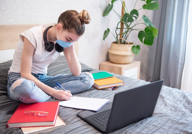 Colegiala estudiando en casa