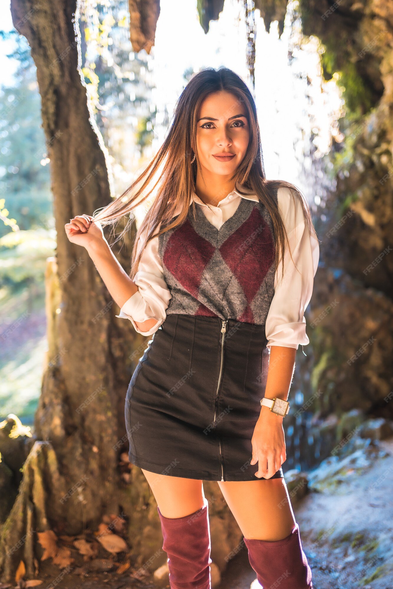 Colegiala en falda negra y granates en una cueva una tarde de otoño | Foto Premium