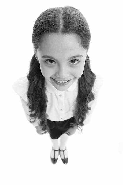 Colegiala feliz con cabello largo aislado en blanco Niña sonriente en la vista superior del uniforme escolar Servicio de peluquería para niña pequeña Niño lindo con sonrisa adorable Peinado perfecto Salón de belleza