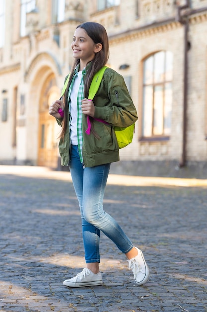 Colegiala feliz regreso a la escuela el 1 de septiembre educación