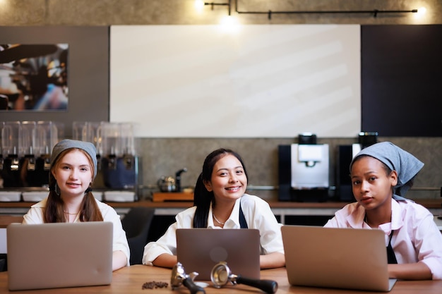 Colegiala de grupo estudiando duro para aprender a hacer café espresso en la escuela de barista