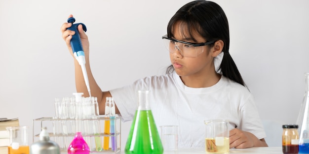 Colegiala haciendo un experimento científico