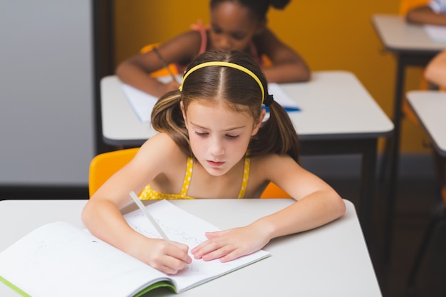 Colegiala haciendo su tarea