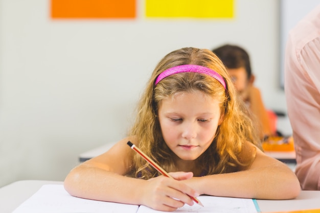 Colegiala haciendo su tarea