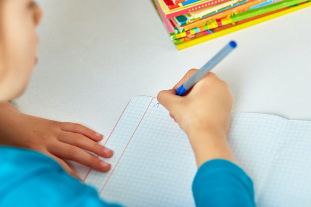 Colegiala haciendo la tarea, escribiendo, estudiando,