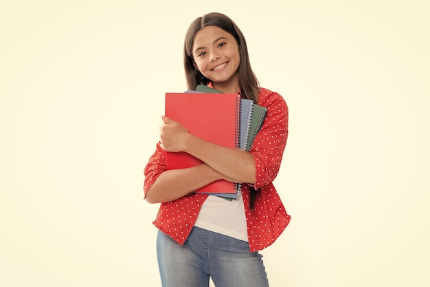 Colegiala con libro de copia posando sobre fondo aislado Lección de literatura escuela de gramática Lector de niños intelectuales Retrato de niña adolescente sonriente feliz