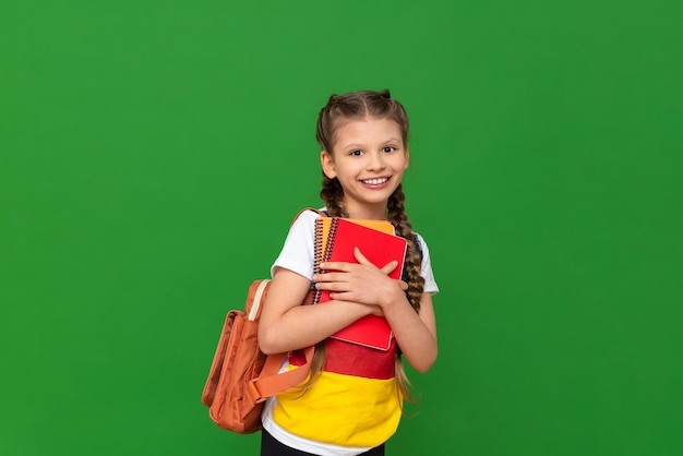 Una colegiala con libros de texto en alemán.