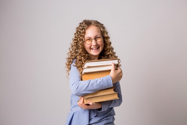 colegiala con libros